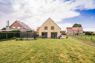 Bent u op zoek naar een stijlvolle, perfect onderhouden woning met alle comfort? Dan zal deze instapklare gezinswoning u zeker weten te bekoren...