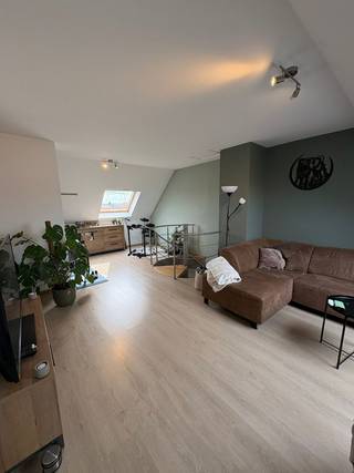 Dit instapklare duplex appartement bevindt zich op de 2de en 3de verdieping van het gebouw en heeft een bewoonbare oppervlakte van 104 m2. <br />Op de tweede verdieping is er: <br />- Een inkomhal en toilet met handenwasser aanwezig<br />- Een leefruimte met toegang tot een aangenaam terras. <br />- Open keuken voorzien van koelkast, combi-oven, kookvuur, afzuigkap, spoelbak, vaatwasser en voldoende kastruimte. <br />- 2 Ruime slaapkamers ( 10m2 en 12m2), waarvan momenteel 1 kamer ingericht is als bergruimte<br />- Een badkamer voorzien van dubbele lavabo en douche. <br /><br />Via de leefruimte kan je naar de 3de verdieping gaan via een draaitrap. <br />Op de derde verdieping is er: <br />- Grote open leefruimte die momenteel gebruikt wordt als zithoek. (Mogelijkheid tot 3de slaapkamer)<br />- Een 2de badkamer met ligbad en lavabo<br />- Bergruimte met alle technische voorzieningen, aansluiting voor was en droogmachine + opbergkasten<br /><br />Dit appartement beschikt ook over een ondergrondse privé garage (individueel afsluitbaar met een automatische poort. <br /><br />Extra informatie:<br />- Bouwjaar 2009<br />- EPC score A (99)<br />- Verwarming op gas <br />- Elektriciteit conform <br />- Maandelijkse gemeenschappelijke kosten (inclusief syndicus, brandverzekering, elektriciteit algemene delen,…) van €88,32/ maand