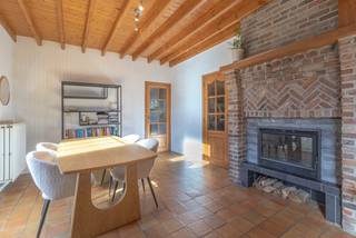 <p>Op zoek naar een charmante woning met een aangename tuin en een rustige ligging?</p><p>Deze woning in Dilbeek (Sint-Ulriks-Kapelle) ligt op wandelafstand van het centrum, met winkels, voorzieningen en dagelijkse faciliteiten binnen handbereik. De woning biedt een gezellige leefruimte, twee ruime slaapkamers en een zonnige tuin.</p><p>Via de inkomhal, voorzien van een handige bergplaats en een apart toilet, kom je in de gezellige leefruimte. De woonkamer geniet van een aangename lichtinval en beschikt over een open haard, en sluit aan op de ingerichte keuken met eethoek. Vanuit de keuken heb je rechtstreeks toegang tot de veranda, die een mooi zicht biedt op de tuin en zorgt voor een fijne verbinding tussen binnen en buiten. Op dit niveau bevindt zich ook een badkamer met zowel douche als ligbad.</p><p>Op de bovenverdieping bevinden zich twee ruime slaapkamers van 21 m² en 12 m², een berging en een apart toilet.</p><p>Daarnaast beschikt de woning over een handige stockagezolder.</p><p>Ook buiten valt er heel wat te genieten. De tuin van 175 m² is zuidwest georiënteerd en biedt een aangenaam zicht op het groen.</p><p>De garage is vooral praktisch als fietsenstalling, bergruimte of voor het opbergen van tuinmateriaal. Daarnaast is er parkeergelegenheid buiten.</p><p>De woning beschikt over hoogrendementsbeglazing en centrale verwarming op gas. Het EPC bedraagt 367 kWh/m², goed voor een label D (geen renovatieplicht).</p><p>De rustige en groene omgeving van Sint-Ulriks-Kapelle is ideaal voor wie graag rustig woont, maar toch een vlotte verbinding met Brussel wil behouden. Scholen, winkels en belangrijke invalswegen bevinden zich in de nabije omgeving.</p><p>Een gezellige woning met karakter, een zonnige tuin en een fijne ligging op wandelafstand van het centrum van Sint-Ulriks-Kapelle. Ontdek zelf de charme van deze woning en neem contact op met Living Stone voor een bezoek.</p>