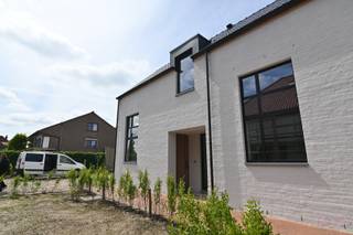 Achter de charmante vakwerkwoning aan Veerstraat 60B schuilt deze knappe, energiezuinige nieuwbouwwoning die hedendaags wooncomfort moeiteloos combineert met rust en privacy. Het pand is afgewerkt met de allernieuwste technieken en kwalitatieve materialen, wat garant staat voor duurzaam en zorgeloos wonen. De verwarming gebeurt door middel van een warmtepomp met vloerverwarming en zonneboiler in combinatie met zonnepanelen.<br /><br />Bij het betreden van de woning komt u in een verzorgde inkomhal met apart gastentoilet. Het gelijkvloers omvat verder een praktische berging, een volledig ingerichte keuken en een lichtrijke leefruimte die uitkijkt op de tuin – ideaal voor gezellige momenten met familie en vrienden.<br /><br />Op de eerste verdieping bevinden zich drie volwaardige slaapkamers, een moderne badkamer, een apart toilet en een nachthal. De hoge plafonds in zowel de dag- als nachthal creëren een uitgesproken gevoel van ruimte en licht, wat het wooncomfort aanzienlijk versterkt.<br /><br />De zolderverdieping biedt bijkomende stockageruimte.<br /><br />Buiten geniet u van een onderhoudsvriendelijke tuin met aangenaam terras, perfect om tot rust te komen. Daarnaast is er parkeergelegenheid voorzien.<br /><br />Samenvatting van de aankoopmodaliteiten:<br />Grondwaarde: € 100.000,00 + 12% registratierechten<br />Constructiewaarde: € 237.190,00 + 21% BTW<br /><br />Totale prijs: € 399.000,00 exclusief de schrijfkosten en de kosten van de nutsaansluitingen.<br /><br />Bent u op zoek naar een instapklare nieuwbouwwoning in het landelijke en gezellige Wellen? Dan is deze woning absoluut een bezoek waard. Neem vandaag nog contact op voor meer informatie of een bezichtiging.