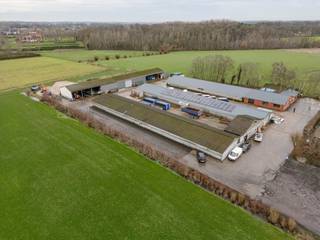 Landbouwsite met milieuvergunning en woning te koop – Zedelgem – 11.500 m²In Zedelgem bieden wij een volledig uitgeruste landbouwsite met woning en...