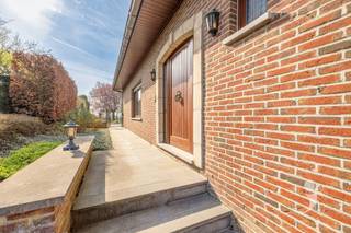 <p><span>Prêt à louer, maison solide avec de belles vues sur les champs, située près du centre de Leefdaal.</span></p><p><span> </span></p><p><span>Cette charmante maison est entièrement au rez-de-chaussée et offre un agencement très pratique. Le hall d'entrée avec toilettes donne accès à toutes les pièces. Il y a un salon spacieux et lumineux avec un chaleureux poêle à bois et un coin repas. Une cuisine spacieuse se trouve à côté </span></p>