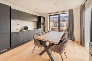 <p>Dit appartement op de tweede verdieping combineert hedendaags comfort met energiezuinig wonen in een recente residentie. Dankzij het EPC-label A en de conforme elektriciteit geniet u hier van een duurzame en zorgeloze woonst, ideaal voor eigen bewoning of als investering.</p><p>De leefruimte baadt in natuurlijk licht dankzij de grote raampartijen en sluit naadloos aan op de open keuken met kwalitatieve toestellen. Het zonnige terras met groen uitzicht vormt een aangename plek om tot rust te komen.</p><p>Verder beschikt het appartement over twee slaapkamers, een stijlvolle badkamer met inloopdouche en dubbele wastafel, een apart gastentoilet en een praktische berging/wasplaats.</p><p>De combinatie van de rustige ligging, moderne afwerking en sterke energieprestaties maakt dit appartement bijzonder aantrekkelijk voor wie comfortabel en toekomstgericht wil wonen.</p><p>Troeven:</p><ul><li><p>EPC-label A</p></li><li><p>Conforme elektriciteit</p></li><li><p>Recente residentie</p></li><li><p>Terras</p></li><li><p>Twee slaapkamers</p></li><li><p>Moderne open keuken</p></li></ul><p>Autostaanplaats verplicht aan te kopen voor € 30.000.<br />Private berging aan te kopen voor € 5.000.</p><p>Interesse? Contacteer ons voor meer informatie of een bezoek ter plaatse.</p>