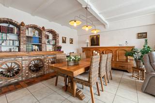 <p>Ruim en lichtrijk appartement op de Blancefloerlaan in Antwerpen-Linkeroever, met winkels, scholen en openbaar vervoer vlakbij.</p>
<p> </p>
<p>Dit gesloten appartement biedt drie comfortabele slaapkamers en grote raampartijen die zorgen voor een aangename natuurlijke lichtinval en een open woongevoel. Een private staanplaats kan apart worden aangekocht voor €25.000, wat extra comfort en zorgeloos parkeren garandeert. De ligging op Linkeroever is ideaal: een rustige woonomgeving met een vlotte verbinding naar het centrum van Antwerpen.</p>
<p> </p>
<p>Belangrijkste ruimtes:<br />• Lichtrijke woonkamer met grote ramen en gezellige indeling.<br />• Keuken uitgerust met vaatwasser, dampkap, oven en elektrische kookplaat.<br />• Drie slaapkamers, elk met voldoende ruimte voor slaap en opslag.<br />• Badkamer met douche, dubbel wastafelmeubel en toilet.<br />• Inkomhal met ingemaakte kasten.<br />• Apart toilet met handenwasser.<br />• Kelder voor extra opslag.</p>
<p> </p>
<p>Troeven:<br />• Ruim en lichtrijk 3-slaapkamerappartement.<br />• Private staanplaats apart aan te kopen.<br />• Uitstekende ligging op Linkeroever.</p>
<p> </p>
<p>Neem vandaag nog contact op met je ERA-makelaar voor een bezoek.</p>
<p> </p>
<p>JOUW DROOMAPPARTEMENT. ZO GEVONDEN!</p>