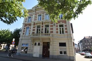 Schitterend gelegen appartement op het hippe Zuid, met mooi uitzicht op pleintje van de Kloosterstraat.Authentieke facade, separate berging in de...