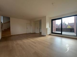 Appartement en duplex à louer dans le centre de Veltem-BeisemCet appartement duplex spacieux bénéficie d'un emplacement idéal au centre de Veltem-Beisem, à quelques pas de la gare et d'un supermarché. Grâce à son agencement pratique et à ses agréables espaces extérieurs, cet appartement offre tout le confort nécessaire à ceux qui recherchent un logement spacieux et chaleureux.Au rez-de-chaussée se trouve le vaste espace de vie avec cuisine ouverte, équipée d’un lave-vaisselle, d’un four et d’un réfrigérateur. Adjacente à l’espace de vie, une terrasse offre une vue sur la charmante petite cour intérieure. De plus, cet étage dispose d’un débarras pouvant accueillir une machine à laver et un sèche-linge.À l'étage supérieur se trouvent deux chambres spacieuses, dont l'une donne accès à une grande terrasse. On y trouve également une salle de bains confortable avec douche et deux lavabos.La combinaison des espaces de vie spacieux, des terrasses et de l'emplacement central fait de ce duplex un lieu de vie agréable, avec des commerces et les transports en commun à portée de main.Les charges mensuelles s’élèvent à un forfait de 30 €.Intéressé(e) ? Demandez dès aujourd’hui une visite via notre site web.