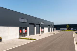 Op de voormalige Bekaert-site in Zwevegem-Moen werd het nieuwe KMO-park "Moenpark" gerealiseerd: een hedendaags bedrijvencomplex bestaande uit 19 kwalitatieve casco-units. Er zijn nog maar 3 units beschikbaar – waaronder Unit 17, met een oppervlakte van 220 m² en 2 privatieve parkeerplaatsen.<br /><br /><strong>Troeven van Unit 17:</strong><br />Nieuwbouwunit met een vrije hoogte van 6 meter<br />Constructie: metalen structuur met betonpanelen en geïsoleerde sandwichpanelen<br />Dakafwerking: steeldeck met isolatie, voorzien van lichtstraat<br />Vloer: gepolierde polybetonvloer<br />Toegang: automatische sectionale poort (4 m breed x 4,4 m hoog) + aparte inkomdeur<br />Voorzieningen: mogelijkheid tot inbouw van kantoorruimte dankzij natuurlijke lichtinval<br />Infrastructuur: gemeenschappelijke regenwaterput (5.000 liter) en septische put (1.500 liter) per 2 units<br />Brandveiligheid: gebouw conform brandklasse C<br /><br /><strong>Strategische ligging:</strong><br />Gelegen nabij de Gauwelstraat, op een steenworp van het Kanaal Bossuit-Kortrijk<br />Onderdeel van het bestaande bedrijventerrein Moen Trekweg<br />Vlotte verbinding naar de E17 (op- en afrit Kortrijk-Oost) en E403<br />Ruime manoeuvreerruimte op de site voor vracht- en bestelverkeer<br /><br />Contacteer Henry Van Tornhout voor bijkomende inlichtingen of een vrijblijvend plaatsbezoek via +32 474 13 37 93 of via henry@kmovastgoed.be