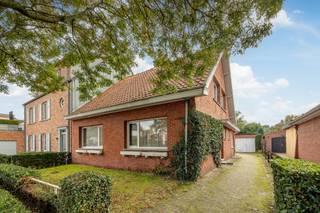 Dit charmant huis met aangename look & feel op een toplocatie is aan vernieuwing toe. Perfecte locatie in een residentiële buurt vlakbij centrum Schilde. Goede mobiscore.<br /><br />INDELING: Inkomhal met vestiaire en gastentoilet, toegang tot de kelder- bureau met mogelijkheid extra slaapkamer - zeer lichtrijke leefruimte met open haard en zicht op de tuin - ingerichte keuken met toegang tot terras en tuin - Verdieping 1 omvat 2 slaapkamers met ingemaakte kasten en badkamer met ligbad en lavabomeubel. Extra bergruimte. Buiten: mooie tuin met ZO oriëntatie en bijgebouw met garage/wasruimte. Er is voldoende parkeergelegenheid op de oprit.<br /><br />BIJZONDERHEDEN: Woning op zeer gegeerde locatie -P&G score: A - EPC: 343 UC 3980359 - Beschikbaar bij akte<br />Meer info? Bel 03 361 51 51 of via info@yvesvanpelt.be