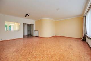 <p><span>Zeer licht en goed onderhouden </span><span>appartement</span><span> met </span><span>lift</span><span> in een klein appartementsblok staat te koop op de Karel Mestdaghplein 11 te Wilrijk, niet ver van het centrum. </span></p><p><span> </span></p><p><span>Het appartement is gelegen op de </span><span>vierde</span><span> verdieping en beschikt over een leefruimte van 35 vierkante meter. </span></p><p><span> </span></p><p><span>Indeling</span></p><p><span>- ruime inkomhal met ingebouwde kasten</span></p><p><span>- apart toilet</span></p><p><span>- leefruimte </span></p><p><span>- keuken met extra berging</span></p><p><span>- badkamer </span></p><p><span>- slaapkamer 1</span></p><p><span>- technische berging</span></p><p><span>- terras</span></p><p><span> </span></p><p><span>Algemeen </span></p><p><span>- terras met mooi open zicht, aansluitend aan de keuken</span></p><p><span>- gunstig EPC 172 kWh/m² jaar, </span><span>label B</span></p><p><span>- beschikbaar bij akte</span></p><p><span> </span></p><p><span> </span></p><p><span>Ben jij geïnteresseerd in dit appartement te koop in Wilrijk, ben je op zoek naar ander vastgoed of wens je de waarde van jouw eigendom te kennen? Dan ben je bij BOLT Immo aan het juiste adres! Wij helpen jou graag verder.</span></p><p><span> </span></p><p><span> </span></p><p><span> </span></p>
