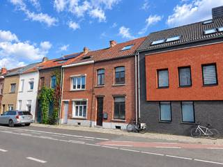 <h3><span>Opbrengsteigendom met 4 studio’s – Heverlee | Sterk rendementspotentieel<br /><br /></span></h3>
<p><span>Interessante </span><strong><span>opbrengsteigendom bestaande uit 4 afzonderlijke studio’s</span></strong><span>, ideaal voor investeerders die op zoek zijn naar een vastgoedbelegging met meerdere verhuureenheden en een aantrekkelijk rendementspotentieel.<br /><br /></span></p>
<p><span>De eigendom is gunstig gelegen in </span><strong><span>Heverlee</span></strong><span>, op korte afstand van het centrum van Leuven, KU Leuven, het station van Heverlee en belangrijke invalswegen. De sterke huurvraag in de regio maakt dit een interessante locatie voor verhuur.<br /><br /></span></p>
<p><span>Bij </span><strong><span>volledige verhuur van de vier studio’s</span></strong><span> bedraagt de potentiële huuropbrengst </span><strong><span>€2.635,41 per maand</span></strong><span>, goed voor een potentiële jaarlijkse huurinkomst van ongeveer </span><strong><span>€31.625</span></strong><span>, exclusief gemeenschappelijke kosten.<br /><br /></span></p>
<p><span>Een bijkomende troef is de </span><strong><span>energiezuinigheid</span></strong><span>: alle studio’s beschikken over een </span><strong><span>EPC-label B</span></strong><span>. Mits plaatsing van zonnepanelen kunnen de studio’s bovendien </span><strong><span>opgewaardeerd worden naar EPC-label A</span></strong><span>, wat de energieprestaties en aantrekkelijkheid van de investering verder versterkt.<br /><br /></span></p>
<p><span>Een interessante opportuniteit voor investeerders die op zoek zijn naar </span><strong><span>meerdere verhuureenheden, een aantrekkelijke potentiële huuropbrengst en verdere mogelijkheden om het rendement en de energieprestaties te optimaliseren</span></strong><span>.<br /><br />Interesse? Neem gerust contact op met Brent via 0485/152.191 voor meer informatie of een bezoek.<br /><br /><br /></span></p>