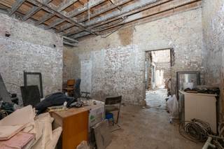 <p>Te koop: gesloten woning in de Elststraat, Antwerpen, gelegen in een aangename straat met goede bereikbaarheid en voorzieningen in de nabije omgeving.</p>

<p> </p>

<p>Deze eigendom biedt een unieke kans voor wie op zoek is naar een grond of project om een woning volledig naar eigen smaak en indeling op te bouwen. De huidige woning is volledig af te breken, wat een uitzonderlijke opportuniteit geeft om een nieuw project te realiseren volgens eigen wensen en normen. De ligging in een residentiële buurt, nabij scholen, openbaar vervoer, treinstation en invalswegen, maakt dit een strategische keuze voor zowel investeerders als particulieren.</p>

<p> </p>

<p>Belangrijkste ruimtes:<br />• Polyvalente ruimte – geschikt voor diverse invullingen<br />• Extra ruimte – flexibel te gebruiken</p>

<p> </p>

<p>Troeven:<br />• Ideaal voor wie zelf wil bouwen en indelen<br />• Volledig af te breken woning voor een nieuw project<br />• Gelegen in een aangename straat met goede bereikbaarheid</p>

<p> </p>

<p>Neem vandaag nog contact op met je ERA-makelaar voor een bezoek.</p>

<p> </p>

<p>JOUW DROOMOPBRENGSTEIGENDOM. ZO GEVONDEN!</p>