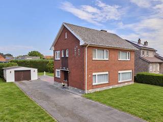 Charmante gezinswoning met 3 slaapkamers, ruime garage en groene tuin in Hechtel-Eksel<br /><br />Op zoek naar een woning met ruimte en mogelijkheden om uw eigen thuis te creëren? Deze charmante gezinswoning in Hechtel-Eksel biedt een mooie basis. Dankzij de ruime vertrekken, de aangename lichtinval en praktische indeling, kunt u de woning aanpassen aan uw eigen woonwensen.<br /><br />INDELING<br /><br />KELDER:<br />-Praktische bergruimte<br /><br />GELIJKVLOERS:<br />-Inkomhal<br />-Ruime, lichtrijke leef- en eetruimte<br />-Afzonderlijke keuken<br />-Ruime ontbijthoek<br />-Apart toilet<br />-Wasplaats <br />-Berging<br /><br />EERSTE VERDIEPING:<br />-3 volwaardige slaapkamers<br />-Badkamer met bad en wastafel<br /><br />ZOLDER:<br />-Ruime bergzolder<br /><br />BUITEN EN BIJGEBOUWEN:<br />-Ruime garage<br />-Oprit met parkeergelegenheid voor meerdere wagens<br />-Groene tuin met gazon en hagen<br />-Aangename privacy<br /><br />TROEVEN:<br />+Ruime en lichtrijke leefruimte<br />+3 volwaardige slaapkamers<br />+Zolder met uitbreidingsmogelijkheden<br />+Praktische kelder en ruime garage<br />+Groene tuin met privacy<br />+Volledig naar eigen smaak op te frissen<br />+Rustige ligging in Hechtel-Eksel<br /><br />Zoekt u een gezinswoning waar u uw eigen ideeën tot leven kunt brengen? Kom de ruimte en mogelijkheden van deze woning zelf ontdekken. Neem contact op met Vastgoed C en plan uw bezoek.