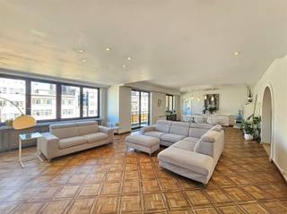 Prachtig appartement met 3slpks, 3 badkamers, 3 terrassen en 2 staanplaatsen. Het appartement is gelegen op de 7de verdieping in het bruisende...