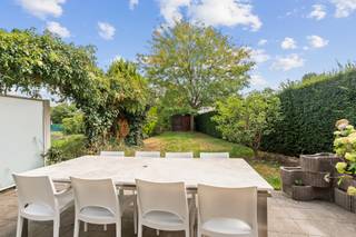[[ DIT PAND NEEMT DEEL AAN DE ERA OPEN HUIZEN DAG OP 19/9 VAN 14:30 TOT 15:30 ]]
<p>Ben je op zoek naar een ruim en instapklaar gelijkvloers appartement met 3 slaapkamers, grote tuin en terras in Aalst? Gevonden!</p>

<p>Dit perfect onderhouden appartement van maar liefst 113 m² bevindt zich in Residentie Towergardens, gebouwd in 2003, en combineert veel woonruimte met een uitstekende centrale ligging. Op wandelafstand bereik je het bruisende centrum van Aalst met zijn winkels en gezellige horeca, maar ook het station en openbaar vervoer bevinden zich vlakbij. Het appartement werd bovendien recent vernieuwd, met een nieuwe vloer, een gerenoveerde keuken uit 2019 en een moderne badkamer uit 2025. Ook technisch zit je hier goed dankzij het gunstige EPC, HR-beglazing, een condensatieketel, een conforme elektrische installatie en een airco-unit in de leefruimte. Dankzij de ruime indeling, het gelijkvloerse karakter en de drie slaapkamers is dit appartement niet alleen ideaal voor eigen bewoning, maar ook bijzonder interessant als investering.</p>

<p>Via de inkomhal met vestiaire en afzonderlijk toilet kom je terecht in de ruime en lichtrijke leefruimte met open keuken. Aansluitend bevindt zich een praktische berging/wasplaats. De grote schuiframen zorgen voor veel natuurlijke lichtinval en geven rechtstreeks toegang tot het ruime terras en de grote tuin, waar je dankzij de ideale oriëntatie volop kan genieten van het buitenleven. Verder beschikt het appartement over drie volwaardige slaapkamers en de vernieuwde badkamer.</p>

<p>Een gerenoveerd appartement van 113 m² met drie slaapkamers, een grote tuin én een topligging nabij het centrum van Aalst is een combinatie die je niet vaak tegenkomt. Interesse? Contacteer ons snel voor een bezoek en ontdek dit appartement ter plaatse!</p>