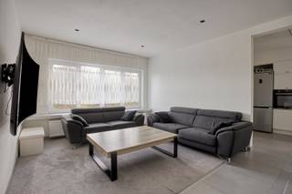 Dit instapklaar appartement bevindt zich nabij het centrum van Geel op een boogscheut van alle faciliteiten zoals scholen, openbaar vervoer... Verder zijn ook de omliggende gemeenten vlot bereikbaar. Dankzij de parking vooraan en de privatieve garage zijn er tal van parkeermogelijkheden.<br /><br />Via de privatieve traphal bereiken we de inkomhal die toegang geeft tot de open en lichtrijke eet- en leefruimte gevolgd door de volledig uitgeruste keuken met aansluitend een bergruimte die tevens dienst kan doen als bureel of kinderkamer. De nachthal brengt ons vervolgens bij 2 volwaardige slaapkamers en een badkamer uitgerust met een inloopdouche en wastafel. Tot slot beschikken we nog over een praktische bergzolder, dewelke bereikbaar is via de valtrap.<br /><br />Als extra troef behoort er bij het appartement een garage, een balkon en een privatieve, onderhoudsvriendelijke west-georiënteerde tuin met tuinberging. De garage dient men verplicht bij aan te kopen voor een meerprijs van 16.000 euro.<br /><br />Extra:<br />- Gunstig EPC-label: C<br />- Conforme elektriciteit en asbestveilig<br />- Ruime tuin<br /><br />Voor meer informatie en/of een plaatsbezoek contacteer ons via info@vastengoed.be of 014/72.73.74.<br /><br />Wenst u een gratis schatting van uw eigendom? Contacteer ons voor een afspraak via 014/72.73.74.