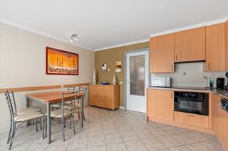 <p>Te koop: ruim appartement in het centrum van Nieuwpoort, op korte afstand van zee, duinen en openbaar vervoer.</p>
<p> </p>
<p>Dit appartement, gebouwd in 2002, biedt een comfortabele indeling met drie volwaardige slaapkamers, ideaal voor gezinnen of wie extra ruimte zoekt. Dankzij de centrale ligging geniet u van alle voorzieningen op wandelafstand, terwijl er bovendien een optie is om een garage in de omgeving aan te kopen. De toeristische zone en het levendige stadscentrum maken dit een aantrekkelijke woon- en investeringslocatie.</p>
<p> </p>
<p>Belangrijkste ruimtes:<br />• Gezellige woonkamer met veel lichtinval en toegang tot het terras<br />• Functionele keuken met voldoende opbergruimte<br />• Drie slaapkamers, elk geschikt voor diverse invullingen<br />• Badkamer met douche en wastafel<br />• Apart toilet<br />• Inkomhal met vestiaire<br />• Terras voor buitenmomenten</p>
<p> </p>
<p>Troeven:<br />• 3 slaapkamers – ruimte voor gezin, gasten of bureau<br />• Optie tot aankoop garage in de omgeving<br />• Centraal gelegen nabij winkels, horeca en openbaar vervoer</p>
<p> </p>
<p>Neem vandaag nog contact op met je ERA-makelaar voor een bezoek.<br />058 222 222 of op gert@eraservimo.be</p>
<p> </p>
<p>JOUW DROOMAPPARTEMENT. ZO GEVONDEN!</p>