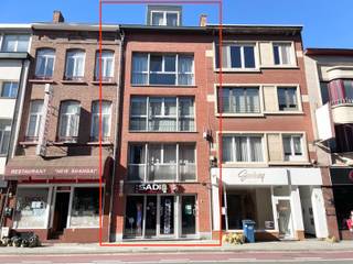 Opbrengsteigendom met een handelsgelijkvloers met 4 appartementen te koop. <br />Ben je op zoek naar een perfecte opportuniteit om te investeren. Dan is dit gebouw exact wat je nodig hebt. Dankzij zijn ideale ligging is dit de perfecte uitvalsbasis voor iedereen die graag dichtbij het stadscentrum wil wonen, maar toch een snelle verbinding heeft met de verbindingswegen. <br /><br />Indeling: het gebouw bestaande uit een handelsgelijkvloers en 4 appartementen. Er is een lift aanwezig.<br />Ieder appartement heeft ongeveer dezelfde indeling: inkomhal, ruime en lichtrijke leefruimte met open geïnstalleerde keuken, aparte wc met handwasser, berging met aansluiting voor het wasmachine en droogkast, badkamer met ligbad en dubbel lavabomeubel, 1 slaapkamer met toegang tot het terras (avonzonnetje).<br /><br />- GLVL: 91m², EPC B<br />- 1ste: 81m², EPC B<br />- 2de: 84 m², EPC B<br />- 3de: 84m², EPC B<br />- 4de: 85m², EPC C<br /><br />Concreet: gebouw met handelsgelijksvloer met 4 appartementen. Bovenste appartement (4de verdieping) is een dakappartement.<br />Jaarlijks huuropbrengst: €47.500 + gemeenschappelijke kosten. Deze komen er nog bovenop)<br />Alles is verhuurd aan zeer degelijke huurders.<br />Lift aanwezig.<br /><br />Interesse? Contacteer ons via info@immosir.be of via 015/65.50.05