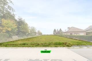 In het rustige en landelijke Scheldewindeke, deelgemeente van Oosterzele, bieden wij deze bouwgrond van ca. 3719 m² aan, gelegen in een groene omgeving met uitzicht over akkerlanden en weilanden. De locatie combineert rust en natuur met een uitstekende bereikbaarheid: via de N42 bereikt u vlot Wetteren en Zottegem, terwijl de E40 op slechts tien minuten rijden ligt, met verbinding richting Gent, Aalst en Brussel.<br /><br />Deze bouwgrond beschikt over een geldige verkavelingsvergunning en een verkoopbaarheidsattest, wat betekent dat het perceel onmiddellijk verkoopbaar en bouwklaar is.<br /><br />Het terrein is bestemd voor het oprichten van een vrijstaande ééngezinswoning met een maximum bouwdiepte van 18 m op het gelijkvloers en 12 m op de verdieping. Een hellend dak (35°–45°) is voorzien, met een maximale nokhoogte van 9 m en kroonlijsthoogte van 5 m. Binnen de verkaveling is één losstaand bijgebouw toegelaten van maximaal 40 m², en er is ruimte voor minstens twee parkeerplaatsen op eigen terrein. De verhardingen worden uitgevoerd in waterdoorlatende materialen, en de voortuin dient voor minstens 50 % met groen te worden aangelegd.<br /><br />De ligging van het perceel is bijzonder aangenaam: het bevindt zich in een bestaand woonlint met hoofdzakelijk vrijstaande en halfopen woningen, omringd door landbouwgronden en bossen. De omgeving is ideaal voor wie landelijk en rustig wil wonen, zonder in te boeten aan bereikbaarheid of voorzieningen.<br /><br />