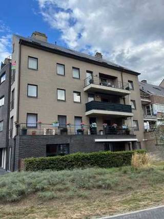 Appartement 103m² te koop in het centrum van Overpelt op de 3de verdieping met lift, twee slaapkamers, lichtrijke woonkamer, functionele keuken en badkamer een berging en een afgesloten parkeerplaats.