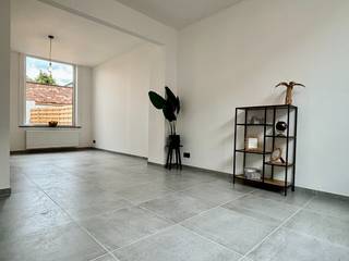 Deze prachtig vernieuwde rijwoning is gelegen op een toplocatie, op wandelafstand van het centrum van Kuurne. De woning combineert moderne luxe...