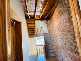 Op steenworp van Brugge centrum, INSTAPKLAAR CHARMANT ENERGIEZUINIG RUIM BURGERHUIS met MOOIE GROTE TUIN , 3 Slpks en 3 Badkamers, 16 ZONNEPANELEN ! <u><strong>VERGUNNING VOOR GASTENKAMERS</strong></u><br />Inkom, LICHTRIJKE LIVING VAN 43m² met moderne plankenvloeren, bestaande uit zitplaats en eetplaats, grote zit-en kookkeuken( grote frigo, oven , vaatwas, fornuis), mooie grote tuin en terrassen, functionele berging, wasplaats, toilet. centale verwarming + extra pelletkachel voor de gezelligheid.<br />Sfeervolle inrichting, muren deels in moefenmix, boven gerestaureerde balken, gezellige originele plankenvloeren,<br />Op de 1é Verd: 2 ruime slaapkamers( 25 m² en 21m²) , telkens met badkamer( douche , lavabo en toilet) + airco op de kamers<br />Originele trap naar ruime kamer( circa 46 m²) onder het geïsoleerde dak met knap authentiek gebinte, terug met badkamer( douche , lavabo en toilet) en airco.<br /><br />Alle ramen werden vernieuwd <br />Elektriciteit conform tot 2042.<br />Centrale verwarming op aardgas.<br />Extra pelletkachel in de living .<br />Alle 3 de slaapkamers hebben AIRCO.<br />16 zonnepanelen.<br /><br />Wonen in een gezellig ruim energiezuinig huis met zalige tuin, vlakbij centrum Brugge.<br /> <br /><br />