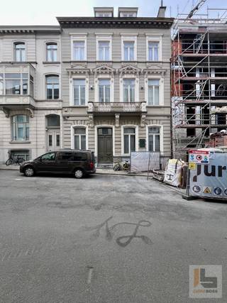 MOOIE OPPORTUNITEIT !! Deze uiterst gunstig gelegen duplex bestaande uit 2 afgescheiden studio's maakt deel uit van een prachtig renovatieproject in een historisch pand. De riante inkom met traphall en lift toont onmiddellijk de hoogstaande afwerkingsgraad met behoud van de authentieke elementen.<br /><br />Indeling van de duplex: De studio op de zolderverdieping (3de verdieping) met een oppervlakte van 44 m<sup>2</sup> heeft een aparte inkomdeur, aangename leef-en woonruimte met open geïnstalleerde keuken (vaatwas, frigo, keramische kookplaat, dampkap, combi-microgolfoven), afgescheiden slaapkamer en een ingerichte badkamer met douche, lavabo en hangtoilet.<br /><br />De studio op de dakverdieping (4de verdieping) met een oppervlakte van 52 m<sup>2</sup> is bereikbaar via een aparte traphall en heeft eveneens zijn eigen inkomdeur en bestaat uit een zeer gezellige en lichtrijke leef-en woonruimte, een geïnstalleerde keuken (vaatwas, frigo, keramische kookplaat, dampkap, combi-microgolfoven) en en een ingerichte badkamer met douche, lavabo en hangtoilet.<br /><br />Beide studio's beschikken elk over een ruime berging. In de kelderverdieping die eveneens bereikbaar is via de lift werd er een privatieve kelder voorzien alsook een gemeenschappelijke wasruimte en fietsenberging.<br /><br />EXTRA TROEVEN: Aparte tellers voor EGW, airco, branddetectoren en videofonie aanwezig. Elke studio beschikt over een eigen hoogrendements condensatieketel voor de centrale verwarming en warm water.<br />Gunstig EPC: 169 kWh/m2 - LABEL B.<br />Beide studio's zijn op heden verhuurd.<br /><br />Deze duplex is eigendom van een vennootschap. Verkoop van aandelen is mogelijk!<br /><br />Bezoek na afspraak met Immoboss Gent. stefaan@immoboss.be of 0497 02 44 33