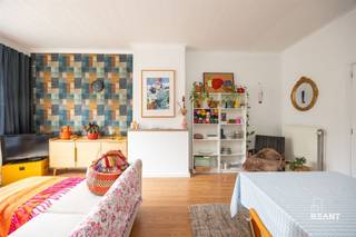 <p><strong>Gezellig en lichtrijk appartement in kleinschalig gebouw</strong></p><p>Welkom in dit gezellige appartement op de tweede verdieping van een kleinschalig en goed onderhouden gebouw. Dankzij de zuidgerichte living geniet je hier van een aangename lichtinval.</p><p>De lichtrijke living vormt het hart van het appartement en biedt voldoende ruimte voor een gezellige zithoek en eetplaats. Aansluitend bevindt zich de keuken, praktisch ingericht en voorzien van het nodige comfort.</p><p> </p><p></p><p>De badkamer beschikt over een raam, wat zorgt voor natuurlijke verluchting. Ze is uitgerust met een ligbad, toilet en lavabomeubel.</p><p>De grote slaapkamer van 17 m<sup>2</sup> is noordgericht, waardoor deze ook tijdens warme zomerdagen aangenaam fris blijft. Dat maakt de ruimte ideaal als rustige en comfortabele slaapplaats.</p><p> </p><p></p><p><strong>Locatie</strong></p><p>Het appartement is gunstig gelegen nabij openbaar vervoer, scholen en winkels. Ook de belangrijkste uitvalswegen zijn vlot bereikbaar, waaronder de A12 richting Brussel en Antwerpen. Zo woon je hier rustig in een kleinschalige residentie, met alle dagelijkse voorzieningen binnen handbereik.</p><p> </p><p></p><p><strong>TROEVEN</strong></p><p>+ Lichtrijke, zuidgerichte living</p><p>+ Keuken voorzien van het nodige comfort</p><p>+ Badkamer met raam en ligbad</p><p>+ Noordgerichte slaapkamer, fris in de zomer</p><p>+ Kleinschalig en goed onderhouden gebouw</p><p>+ EPC-label B en elektriciteit conform AREI</p>