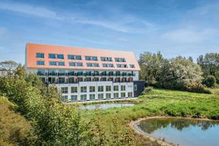 Zorgeloos beleggen in vastgoed? Ontdek deze topinvestering! <br />Duplex hotelkamer voor 4 personen (dubbel bed in mezzanine en uitschuifbaar salon/bed).<br />Zoekt u een investering die zowel luxe uitstraalt als financiële rust biedt? Deze hotelsuite uit 2023 is de perfecte match:<br />✅ Gegarandeerd rendement: 3,26% netto over 30 jaar.<br />✅ Instapklaar: Volledig gemeubileerd en tot in de puntjes afgewerkt.<br />✅ Comfort: Prachtig vrij uitzicht, privébalkon<br />✅ Verplicht bij te kopen ondergrondse garagebox.<br />✅10 dagen/jaar gratis gebruik (voor eigenaar of familie)<br />Een modern gebouw, een zorgeloze exploitatie en een solide rendement. Meer weten? Stuur een mail en we sturen u de details toe!<br />(Ref. NI27593)