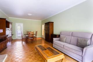 Ontdek dit verzorgde appartement op de tweede verdieping, rustig gelegen op Linkeroever, op wandelafstand van winkels, scholen, openbaar vervoer en het Sint-Annastrand.<br /><br />Via de ruime inkomhal komt u in de lichtrijke leefruimte met een verzorgde parketvloer en toegang tot het recent gerestaureerde terras. De ruime keuken beschikt eveneens over een tweede terras. Verder biedt het appartement twee volwaardige slaapkamers, een verzorgde badkamer met douche in bad, een apart toilet, een praktische berging en een private kelderberging. Een autostaanplaats is optioneel aan te kopen voor € 15.000.<br /><br />Verplichte vermeldingen: EPC = 135 kWh/m², P-score: C G-score: B, Wg-Vg-Gmo-Gvkr-Gvv