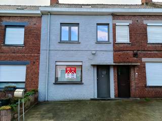 <strong>Lauwe - Goed gelegen woning met tuin en garage te koop.</strong><br /><br /><strong>Indeling:</strong><br /><u>Gelijkvloers:</u> inkom, apart toilet, woonkamer met open keuken, badkamer en berging/wasplaats<br /><u>1ste verdieping:</u> 2 slaapkamers (één met dressing)<br />+ Vaste trap naar geïsoleerde zolder (2 kamers extra)<br />+ Droge kelder<br />+ Grote garage van 8 op 3 meter achteraan en uitweg<br /><br /><strong>Troeven:</strong>
<ul><li>Centrum Lauwe</li><li>Zuidwest georiënteerde tuind</li><li>Veel lichtinval</li><li>EPC C </li></ul>