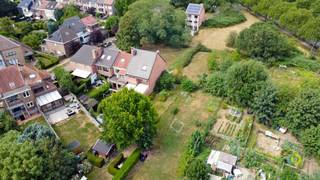 <p><span>Dit perceel grond van 595 m² is gelegen aan het Cardijnplein in Vilvoorde en biedt, mits het verkrijgen van de nodige stedenbouwkundige vergunning, mogelijkheden voor de realisatie van een woning in 2- of 3-gevelverband. Het perceel heeft een breedte van circa 8,70 meter en kan aan de rechterzijde aansluiten op de bestaande woning. Het gabarit van de aanpalende woning dient te worden gevolgd. Deze woning bestaat uit een gelijkvloers, twee verdiepingen en een zadeldak. De bebouwing heeft een bouwdiepte van circa 10 meter. Dankzij de perceeloppervlakte en de ligging biedt deze bouwgrond interessante mogelijkheden voor wie een eigen woning wil realiseren in een residentiële omgeving nabij alle faciliteiten. Het Cardijnplein bevindt zich op korte afstand van het centrum van Vilvoorde, met winkels, scholen, openbaar vervoer en dagelijkse voorzieningen in de omgeving. Een interessante opportuniteit voor particuliere bouwers, investeerders of ontwikkelaars die op zoek zijn naar een bouwperceel met potentieel in Vilvoorde. De bouwmogelijkheden zijn steeds onder voorbehoud van het verkrijgen van de vereiste vergunningen.</span><span> </span></p>