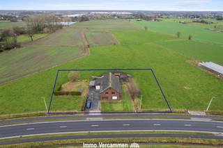 <p><span>Verrassend ruime, landelijke woning te Putte, gelegen op een knap perceel van ruim 21 are met een straatbreedte van maar liefst 50 meter.</span></p><p><span> </span></p><p><span>Deze riante woning biedt met zijn ruime vloeroppervlakte en functionele indeling heel wat potentieel.Een aangename woonkamer met aansluitend leefkeuken bieden een ideale thuis om mensen te ontvangen. De woning is vlot toegankelijk met heden alle woonruimtes inclusief 1 slaapkamer en badkamer op het gelijkvloers. In de garage is nog een extra doucheruimte voorzien. De nachthal op de eerste verdieping geeft toegang tot 2 extra slaapkamers en een zeer ruime zolder, dewelke ingericht kan worden met meerdere extra kamers. Ruime bergplaatsen en een inpandige stal zorgen voor ruim voldoende stockageruimte. Parkeergelegenheid is gegarandeerd dankzij de ruime oprit en garage. En indien u niet binnen wenst te vertoeven, kan u van de tuin rondom de woning genieten - met prachtig zicht op omliggende weilanden en groen.</span></p><p><span> </span></p><p><span>Absoluut aangenaam wonen centraal tussen dorpscentra van Putte en Onze-Lieve-Vrouw-Waver, doch met vlotte bereikbaarheid via belangrijke invalswegen (o.a. R6 - E19), centraal gelegen tussen Brussel en Antwerpen, Mechelen - Leuven.</span></p><p><span>Mits renovatie een knappe woonst !</span></p><p><span> </span></p>