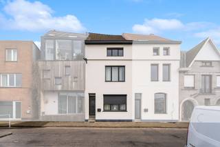 Deze woning bevindt zich op een praktische locatie in Gent, met een goede verbinding naar het stadscentrum en de belangrijkste invalswegen. Winkels, scholen, openbaar vervoer en andere dagelijkse voorzieningen zijn vlot bereikbaar, wat bijdraagt aan een aangenaam wooncomfort.<br /><br />Via de inkomhal betreedt u de leefruimte, die aansluit op de ruime keuken. Deze biedt voldoende plaats voor een grote eettafel, waardoor het de ideale plek vormt om gezellig samen te komen met familie en vrienden. Vanuit de keuken heeft u via een schuifdeur toegang tot de koer. Daarnaast beschikt de woning over een praktische opbergruimte.<br /><br />Op de eerste verdieping bevinden zich twee volwaardige slaapkamers, een badkamer en een dressing, wat zorgt voor extra comfort en opbergruimte.<br /><br />De tweede verdieping omvat nog twee zolderkamers, die kunnen worden ingericht als slaapkamers, bureau of hobbyruimte. Bovendien geniet u hier van een mooi uitzicht op het water.<br /><br />Dankzij de ruime indeling, vier slaapkamers en de unieke ligging aan het water vormt deze woning een interessante opportuniteit.<br /><br />Heeft u interesse in deze woning? Neem dan snel contact op via 0484 14 96 86 of via info@oko.immo.