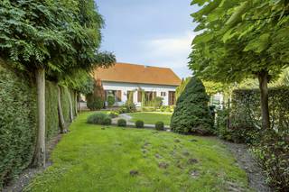 deze mooie woning in open bebouwing bevindt zich in een rustige straat dicht bij het centrum van Boutersem. De woning biedt aangename leefruimtes, 3 slaapkamers en een polyvalent gedeelte op het gelijkvloers. De zolderverdieping heeft nog eens 2 kamers en biedt nog mogelijkheden voor uitbreiding. De woning is omringd door een mooi aangelegde en volledig omheinde tuin.

Omvattende:
Gelijkvloers: inkomhal, keuken, zit- en eetkamer, veranda, achterhal, toiletruimte, polyvalent gedeelte, nachthal, 3 slaapkamers, badkamer
Zolderverdieping: hal, 2 slaapkamers, 3 geïsoleerde zoldercompartimenten
Oprit en tuin: oprit, omheinde en aangelegde tuin 

Ligging: de woning bevindt zich in een rustige woonwijk dicht bij het centrum van Boutersem en biedt vele faciliteiten in de nabije omgeving. De fietssnelweg is makkelijk bereikbaar, zowel bushaltes als het station van Vertrijk bevinden zich op 1 km en de aansluiting met de E40 is op 3,5 km rijden.  

De beschikbaarheid van deze woning is bij notariële akte. 

Bekijkt u dit pand via één van onze aanverwante websites, dan verwijzen wij u graag door naar onze eigen website. https://www.itimmo.be/drogenhof-33-boutersem
