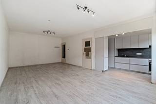 <p>Studio in Gentbrugge te koop met vlotte verbinding naar het centrum en de belangrijkste invalswegen.</p>
<p>Dit appartement aan de Brusselsesteenweg biedt een interessante opportuniteit voor wie een eigendom volledig naar eigen smaak en voorkeur wil afwerken. Dankzij de centrale ligging nabij openbaar vervoer, winkels, scholen en verbindingswegen geniet je hier van een uitstekende bereikbaarheid te voet, met de fiets of via het openbaar vervoer. De praktische indeling maakt de stuido bijzonder geschikt als investering of als verblijf voor studerende kinderen. Bovendien zorgt het EPC-label B voor een gunstige energieprestatie.</p>
<p>Belangrijkste ruimtes:<br />• Living met aangename leefruimte en natuurlijke lichtinval<br />• Keuken<br />• Badkamer<br />• Inkomhal met opbergmogelijkheden</p>
<p>Troeven:<br />• Af te werken naar eigen smaak en woonwensen<br />• Interessant als investering of voor studerende kinderen<br />• Vlotte bereikbaarheid nabij centrum Gent en invalswegen</p>
<p>Neem vandaag nog contact op met je ERA-makelaar voor meer informatie of een bezoek. JOUW DROOMAPPARTEMENT. ZO GEVONDEN!</p>