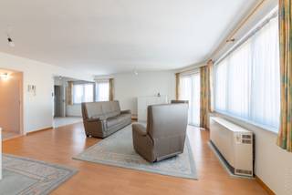 Dit ruime hoekappartement bevindt zich op een zeer gunstige ligging: vlakbij winkels, supermarkten, strand, Maria Hendrikapark ('t bosje) en openbaar vervoer.<br />Het appartement werd door de jaren heen perfect onderhouden en is ingedeeld als volgt:<br />- op de 6e verdieping: inkomhal met plaats voor vestiairekast, lichtrijke woonkamer met balkon, ingerichte keuken voorzien van handige kasten, elektrisch fornuis, oven, dampkap en dubbele spoelbak, aansluitende berging met aansluiting voor wasmachine en waterontharder, 3 slaapkamers waarvan één met ingemaakte kasten en terras, badkamer met ligbad en lavabomeubel en apart toilet met handwasbakje;<br />- op de 7e verdieping: zéér ruim zonneterras (90m²), voorzien van een glazen windscherm en 2 handige bergingen;<br />Vanop het terras geniet men van een uniek panoramisch uitzicht!<br />Bovendien is het appartement asbestvrij.<br />Slechts één appartement per verdieping, waardoor het privacygevoel wordt benadrukt!<br />Gemeenschappelijke fietsenberging in het gebouw.<br />Kom de vele troeven van dit unieke appartement ontdekken!