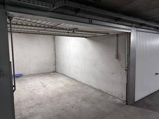 Goed bereikbare garagebox op de gelijkvloers in garagecomplex Gasmeterstraat, nabij het centrum van Knokke. Deze box bevindt zich op enkele passen...