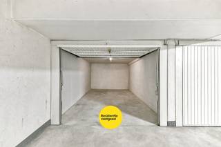 Ondergrondse en volledig afgesloten garagebox te koop, ideaal gelegen en vlot bereikbaar. Deze privatieve garage biedt een veilige en...