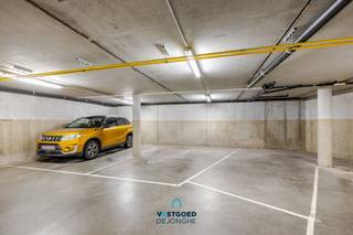 6 ruime binnenautostaanplaatsen in het centrum van Nazareth Troeven: - Dubbele elektrische sectionaalpoort Afmetingen: - Breedte: 230 cm - Lengte:...