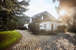 Vous êtes à la recherche d'une villa spacieuse et unique, avec une construction solide, des finitions de haute qualité et une intimité totale ?...