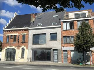ruime woning in hartje Diksmuidebestaande uit een commercieel gelijkvloers en een ruime bovenliggende woninguitgesplitst in 2, beide kavels elk met...