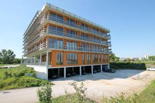 <strong>Uw kantoor, bedrijf of praktijk vestigen in het gebouw Food Port in Tienen? De verschillende units hebben een oppervlakte van elk 125 m². Er is ook de mogelijkheid om meerdere units te huren. De units zijn casco afgewerkt en kunnen in samenspraak afgewerkt worden.</strong><br /><br />
<h2>Food Port</h2>
<p>De Food Port biedt een moderne infrastructuur voor bedrijven waar deze, kantoor-, labo- en/of productieruimte kunnen huren. <br />Door het aanbod van ondersteunende basisdiensten kunnen startende ondernemers zich volledig focussen op hun bedrijfsactiviteit. </p>
<h2>Infrastructuur:</h2>
<p>De units in de Food Port zijn 125 m² groot. Er is de mogelijkheid om één of meerdere units te huren. De units zijn casco afgewerkt. In overleg met de Food Port wordt de verdere afwerking volgens de wensen van de huurder uitgevoerd. De vergaderruimtes staan ter beschikking van de huurders.</p>
<h2>Ondernemend Tienen:</h2>
<p>De Food Port is the place to be voor ondernemend Tienen. Zowel VOKA regio Tienen als de Businessclub Regio Tienen organiseren hier tal van hun activiteiten.</p>
<br /><br />Voor meer inlichtingen neem gerust contact op met Christophe Ombelet op 0478 61 54 99 of mail naar Christophe@immogve.be