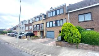 Deze grote gezinswoning is centraal en doch rustig gelegen te Bredene Dorp.In dichte nabijheid van winkels, bushalte en scholen.Grond oppervlakte van...
