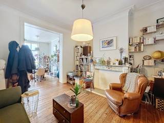 <strong>SAINT-GILLES, Prachtig 1-slaapkamer appartement van +/- 70m² op de Place Communale en op 2 minuten lopen van de Barrière de Saint-Gilles, dicht bij tal van winkels en vervoer, gelegen op de 3e verdieping zonder lift. Het bestaat uit een keuken uitgerust met een gasfornuis en aansluiting voor een vaatwasser en wasmachine, eetkamer +/- 13m², woonkamer +/- 17m², 1 slaapkamer +/- 17m², studeer/kleedkamer +/- 7m², badkamer met WC, terras. Kosten: Voorzieningen €80/maand (gemeenschappelijk - verzekering tegen verlies van gebruik - koud water). PEB G. Beschikbaar op 15/08/2026.</strong><br /><br /><span>3de verdieping zonder lift:</span><br /><br />- Keuken +/- 10m² (gasfornuis en aansluiting voor vaatwasser en wasmachine)<br />- Eetkamer +/- 13m² <br />- Woonkamer +/- 17m²<br />- Slaapkamer +/- 17m²<br />- Badkamer +/- 3m² <br />- Studeerkamer +/- 7m² <br />- Terras<br />- WC