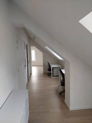 Deze ruime studentenkamer (40m²) is geschikt voor 2 personen en ligt in het achterste gedeelte van het gebouw. Bij binnenkomst in de kamer kom...