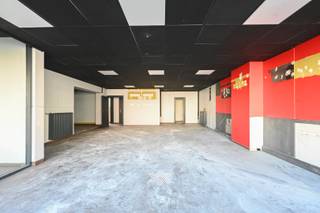 Deze veelzijdige handelsruimte van 199 m² is gelegen op het gelijkvloers in residentie Steenakker aan de Zwijnaardsesteenweg in Gent. Het pand is momenteel ingedeeld in een inkomhal, drie afzonderlijke ruimtes, een keuken, twee toiletten, twee bergingen en een technische ruimte. Deze casco andelsruimte dient een totaalrenovatie te ondergaan en kan zo volledig naar eigen smaak en goesting worden afgewerkt. Dankzij de grote raampartijen genieten de ruimtes van overvloedig daglicht en een sterke visuele aanwezigheid in het straatbeeld. <br /><br />De ligging is één van de sterke troeven van dit pand. De Zwijnaardsesteenweg is een belangrijke verbindingsas in Gent en kent de constante stroom van verkeer en passage. In de directe omgeving bevinden zich tal van voorzieningen, diensten en instituten, wat de aantrekkelijkheid en dynamiek van deze locatie versterkt. Bovendien is de bereikbaarheid uitstekend: zowel met de wagen als het met openbaar vervoer. <br /><br />EPC: C / CV op aardgas / EK niet-conform / niet-asbestveilig <br /><br />Het goed is een niet-residentiële gebouweenheid die deel uitmaakt van een groter gebouw dat niet volledig verkocht wordt. De koper is dus verplicht om ten laatste tegen 29 juni 2029 te voldoen aan de renovatieverplichting met een minimaal aantal maatregelen rond beglazing, verwarming en koeling. <br /><br />Interesse? sarie@landbergh.be of 09 278 78 79