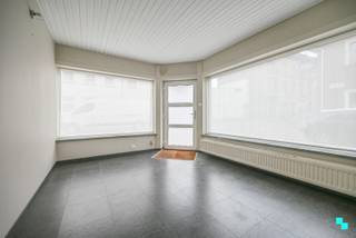 Centraal gelegen dubbelwoonst, bestaande uit twee aparte woningen met elk hun eigen huisnummer. Ideaal voor gezinnen die naast elkaar willen wonen...