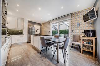 Nichée au bout d’une impasse dans un lotissement calme bordé par les bois, cette villa 4 façades moderne présentée par We Invest Malmedy allie...