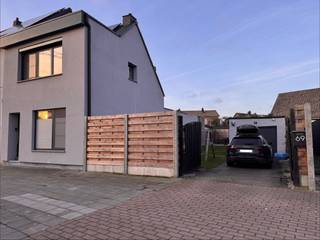 - airco's (koelen en verwarmen) op slaapkamers en leefruimte<br />- 12 zonnepanelen met 10 kWh thuisbatterij<br />- centrale verwarming (aardgas) in alle ruimtes<br />- EPC B (185)<br />- onderhoudsvriendelijke tuin<br />- afgesloten oprit met 65m² garage<br />- aparte berging met wasplaats<br />- alarm-brand systeem met automatisaties<br />- elektriciteit conform<br />- ...<br /><br /><br />Instapklare, vernieuwde woning met hedendaags comfort en karaktervolle inkomhal met authentieke houten trap. Op de verdieping bevinden zich twee ruime slaapkamers met ingebouwde kasten en airco. Energiezuinig dankzij 12 zonnepanelen en een thuisbatterij. Het gelijkvloers biedt een lichtrijke leefruimte met pelletkachel, airco en moderne open keuken met kookeiland en zicht op de tuin. Aansluitend een hedendaagse badkamer met bad/douche en toilet. Onderhoudsvriendelijke, omheinde tuin met terras van ca. 25 m² en toegang tot een uitzonderlijk ruime garage van 65 m² met elektrische poort, multifunctionele ruimtes en wasplaats. Comfort, ruimte en rust perfect gecombineerd.