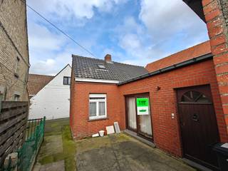Bent u op zoek naar een woning te koop in Pollinkhove met potentieel en een zonnige tuin? Deze te renoveren woonst op een rustige ligging in Pollinkhove, deelgemeente van Lo-Reninge, biedt een unieke kans om uw eigen stempel te drukken op een eigendom met karakter.<br /><br />Met een bewoonbare oppervlakte van 133 m² beschikt deze woning over een aangename basis om uit te groeien tot een volwaardige gezinswoning of slimme investering. Binnenin vindt u twee slaapkamers, een badkamer, een leefruimte en keuken die volledig naar eigen smaak kunnen worden vernieuwd. Hier creëert u een warme thuis, afgestemd op uw wensen en hedendaags wooncomfort.<br /><br />De zuidgerichte tuin vormt zonder twijfel een absolute troef. Geniet van lange zomerdagen in alle rust, midden in het charmante Pollinkhove. Dankzij de rustige omgeving en parkeermogelijkheden vlakbij combineert deze woning comfort met een vlotte bereikbaarheid. Bovendien bevindt u zich op korte afstand van het centrum van Lo-Reninge, wat zorgt voor een praktische en aangename woonomgeving.<br /><br />Deze woning in Pollinkhove is ideaal voor wie op zoek is naar een renovatieproject met toekomstwaarde. Of u nu wil investeren of zelf wil wonen in een landelijke en toch centrale setting, dit huis biedt tal van mogelijkheden.<br /><br />Ontdek zelf de charme en het potentieel van deze eigendom te koop in Pollinkhove. Contacteer Immo Francois vandaag nog voor een bezoek en laat u verrassen door de kansen die deze woning in Lo-Reninge te bieden heeft.<br /><br />Woning verkopen in Lo-Reninge? Vraag je gratis schatting aan bij Immo Francois, jouw lokale makelaar.